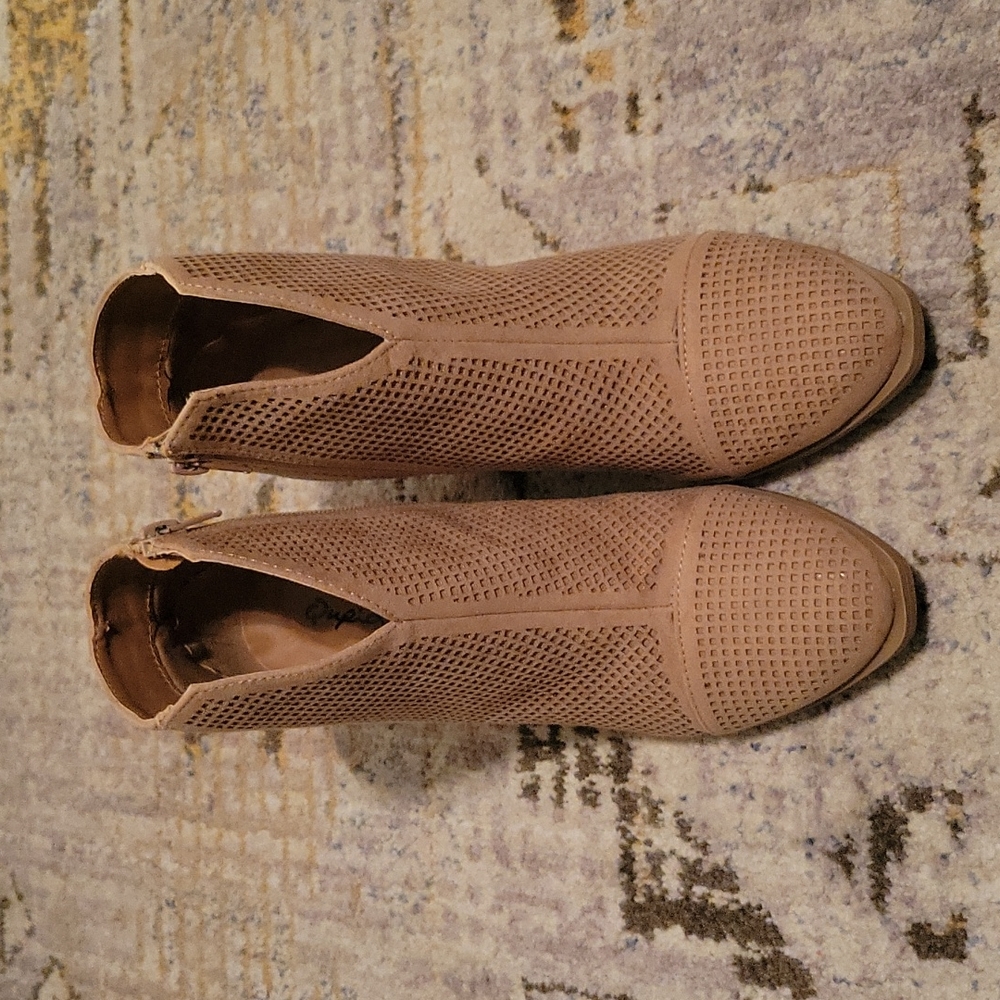 NWOT Women's Size 6 Qupid Bootie